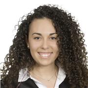 Profesora de psicología apta para todas las edades y niveles.